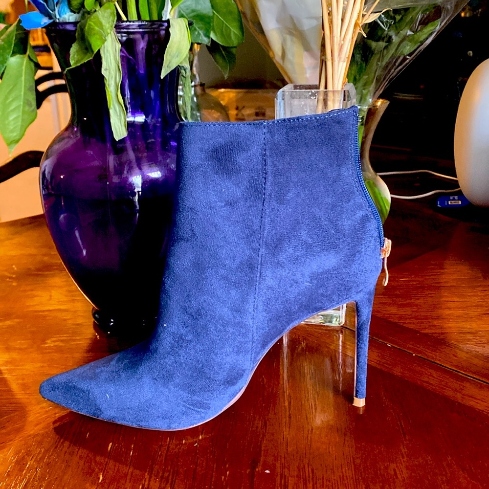 This is a Elisabeth Lang heel with a pointy heel in blue suede